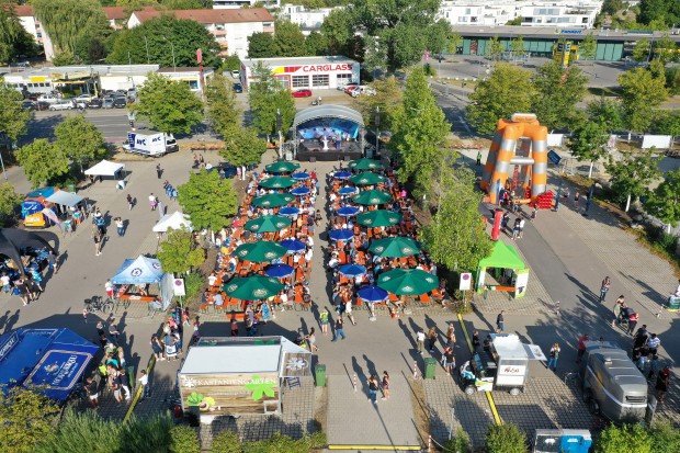 Auf dem Veranstaltungsgelände an der Arena wird es ein buntes Rahmenprogramm sowie einen Biergarten vor der Bühne geben.
Foto: Johannes Traub/JT-Presse.de