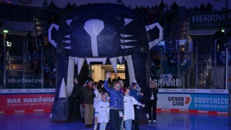 Vor Spielbeginn laufen die von Goals for Kids eingeladenen Kinder durch den Pantherkopf ein.
Foto: Johannes Traub/JT-Presse.de