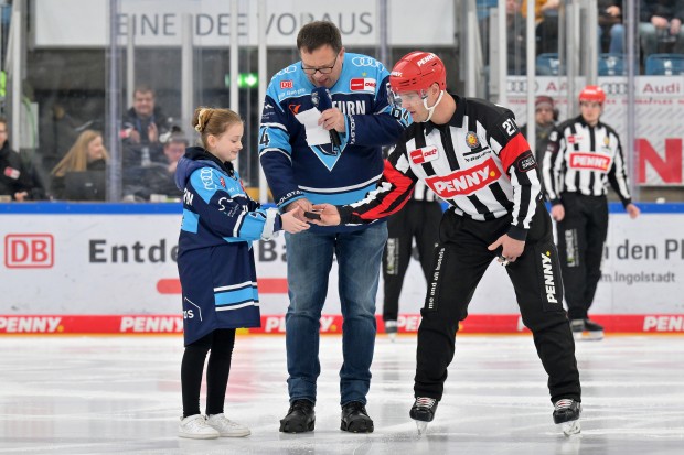 Das Penny Puckkind bringt - wie im Vorjahr - den Spielpuck auf das Eis.
Foto: Johannes Traub/JT-Presse.de