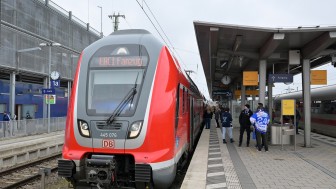 Diesmal musste der Fanzug der DB Regio Bayern kurzfristig aufgrund des massiven Wintereinbruchs abgesagt werden.
Foto: Johannes Traub/JT-Presse.de Diesmal musste der Fanzug der DB Regio Bayern kurzfristig aufgrund des massiven Wintereinbruchs abgesagt werden.
Foto: Johannes Traub/JT-Presse.de