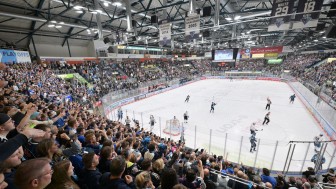 Prickelnde Stimmung. Endlich wieder Eishockey in der SATURN-Arena.
Foto: Johannes Traub/JT-Presse.de