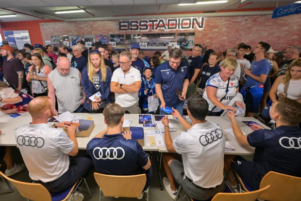 Dauerkartenübergabe im Umlauf der SATURN-Arena.
Foto: Johannes Traub/JT-Presse.de