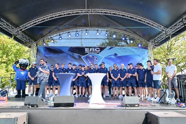 Teampräsentation auf der Bühne.
Foto: Johannes Traub/JT-Presse.de