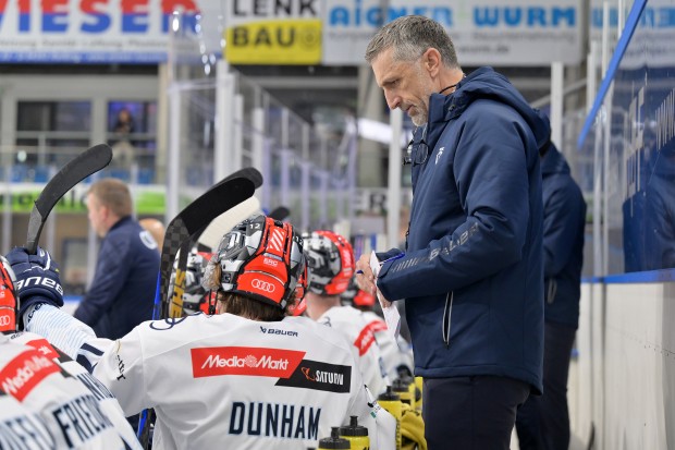 ERC-Coach Mark French konnte aus dem ersten Testspiel einige Erkentnisse ziehen.
Foto: Johannes Traub/JT-Presse.de