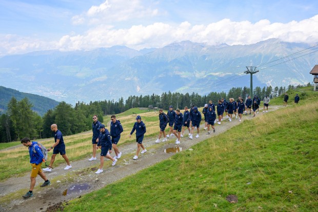 Wanderung vor eindrucksvollem Bergoanorama.
Foto: Johannes Traub/JT-Presse.de