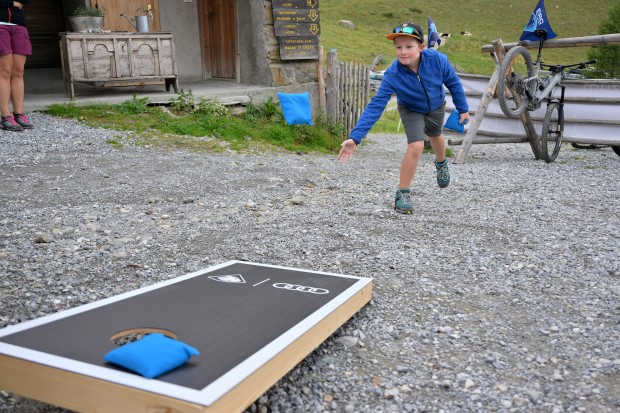 Groß und Klein konnten sich beim Wurfspiel Cornhole versuchen.
Foto: Johannes Traub/JT-Presse.de