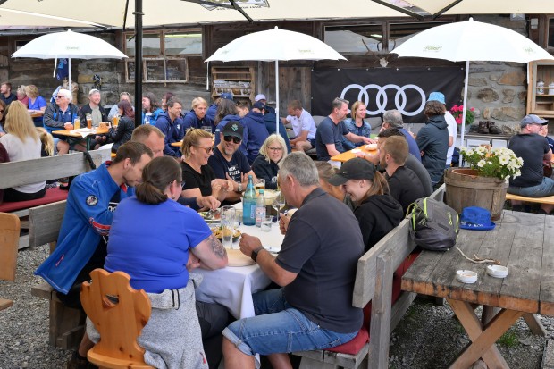Gemeinsam wurde Brotzeit gemacht.
Foto: Johannes Traub/JT-Presse.de