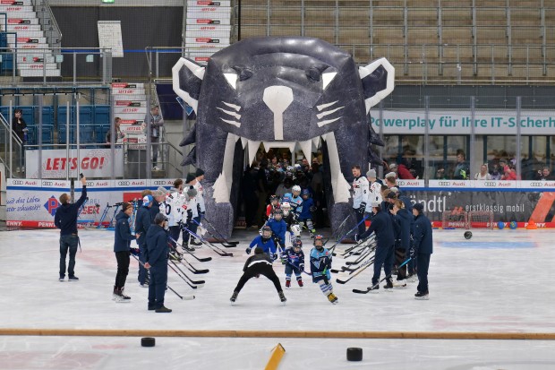 Einlauf durch den Pantherkopf.
Foto: Johannes Traub/JT-Presse.de