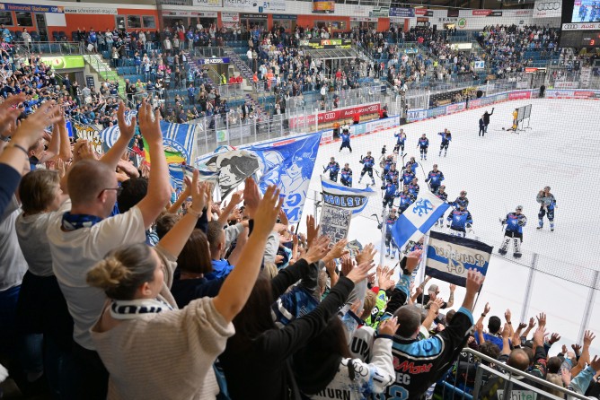 Derbyatmosphäre am Sonntag in der SATURN-Arena.
Foto: Johannes Traub/JT-Presse.de