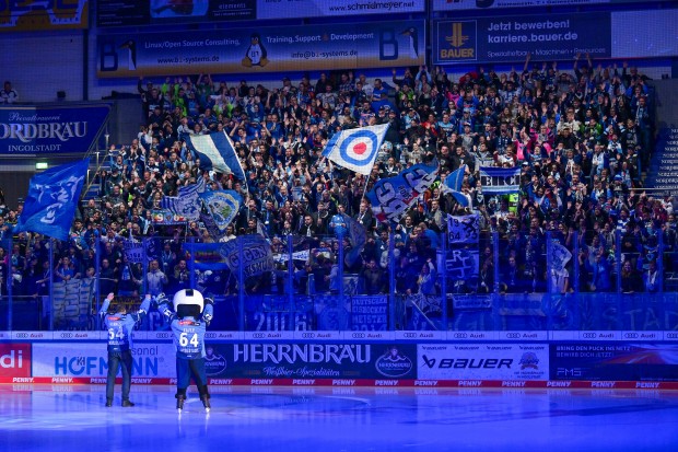 Wie eine Wand stehen die Fans hinter dem Team.
Foito: Johannes Traub/JT-Presse.de