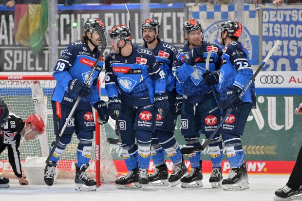 Die Blau-Weißen wollen die drei Punkte gegen Straubing in der SATURN-Arena behalten.
Foto: Johannes Traub/JT-Presse.de