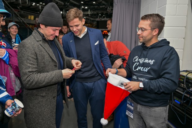 Gewinnerauslosung auf der Christmas Party durch Enrico Henriquez (li.) und Philipp Krauß (Mitte).
Foto: Johannes Traub/JT-Presse.de