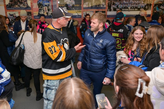 Daniel Pietta analysierte den Derbysieg mit einem Fan.
Foto: Johannes Traub/JT-Presse.de