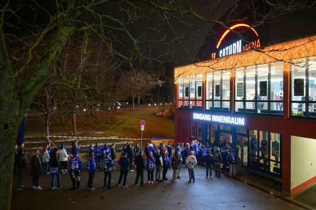 Einen Tag vor Heilig Abend geht es in der SATURN-Arena nochmal laut und intensiv zu.
Foto: Johannes Traub/JT-Presse.de