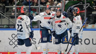 Im DEL-Auftaktspiel wollen die Blau-Weißen in Augsburg jubeln.
Foto: Johannes Traub/JT-Presse.de Im DEL-Auftaktspiel wollen die Blau-Weißen in Augsburg jubeln.
Foto: Johannes Traub/JT-Presse.de