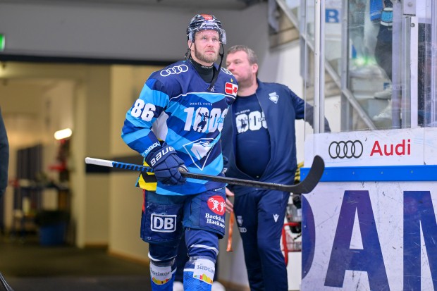 Zum 1000. DEL-Spiel wurde ein eigenes Warmup-Trikot kreiert.
Foto: Johannes Traub/JT-Presse.de