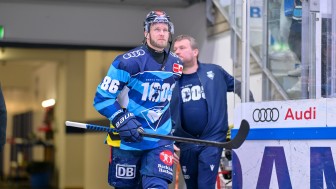 Zum 1000. DEL-Spiel wurde ein eigenes Warmup-Trikot kreiert.
Foto: Johannes Traub/JT-Presse.de Zum 1000. DEL-Spiel wurde ein eigenes Warmup-Trikot kreiert.
Foto: Johannes Traub/JT-Presse.de