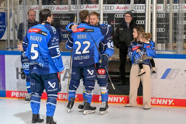 Mat Bodie und Fabio Wganer überreichen eine Uhr und den goldenen Schläger.
Foto: Johannes Traub/JT-Presse.de