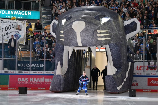 Henry brignt das Trikot mit der Nummer 1000.
Foto: Johannes Traub/JT-Presse.de