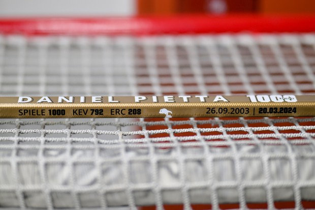 Zum 1000. Spiel bekam Pietta einen goldenen Schläger.
Foto: Johannes Traub/JT-Presse.de