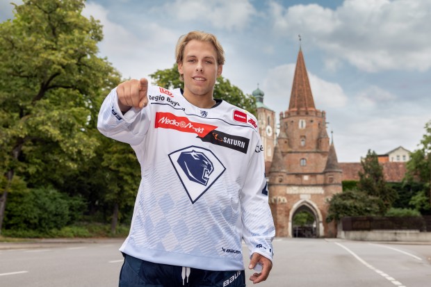 Leon Hüttl im neuen Auswärtstrikot der Saison 2023/24.
Foto: Stefan Bösl