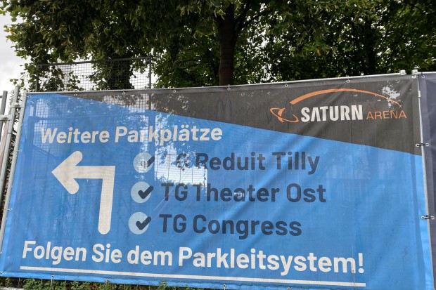 Auf Bannern an der SATURN-Aren werden die alternativen Parkmöglichkeiten zudem beschrieben.