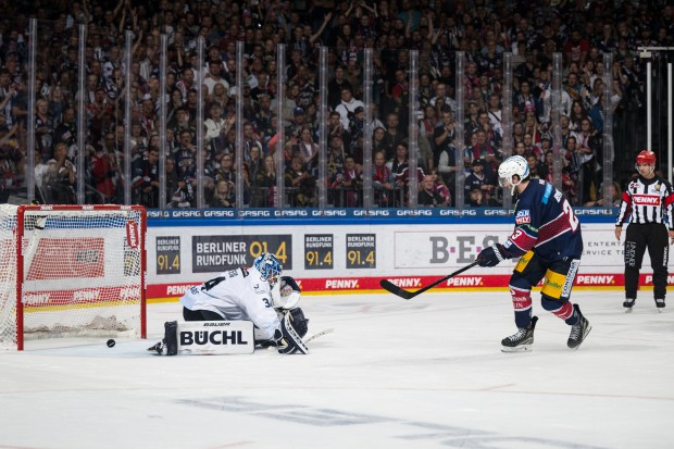 Bezeichnend für den Spielverlauf. Beim entscheidenden Penalty rutscht der Puck Garteig unglücklich durch die Beine.
Foto: City-Press