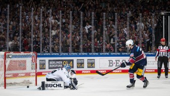 Bezeichnend für den Spielverlauf. Beim entscheidenden Penalty rutscht der Puck Garteig unglücklich durch die Beine.
Foto: City-Press Bezeichnend für den Spielverlauf. Beim entscheidenden Penalty rutscht der Puck Garteig unglücklich durch die Beine.
Foto: City-Press