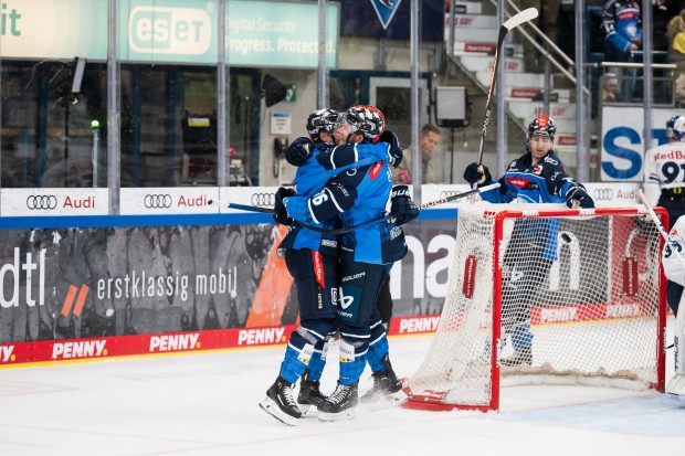 Die Panther bejubeln einen Derbysieg gegen den Meister.
Foto: Johannes Traub/JT-Presse.de