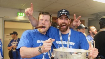 Die Meisterpanther Patrick Köppchen (li.) und Derek Dinger sind morgen in der SATURN-Arena zu Gast.
Foto: City-Press Die Meisterpanther Patrick Köppchen (li.) und Derek Dinger sind morgen in der SATURN-Arena zu Gast.
Foto: City-Press