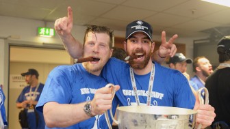 Die Meisterpanther Patrick Köppchen (li.) und Derek Dinger sind morgen in der SATURN-Arena zu Gast.
Foto: City-Press