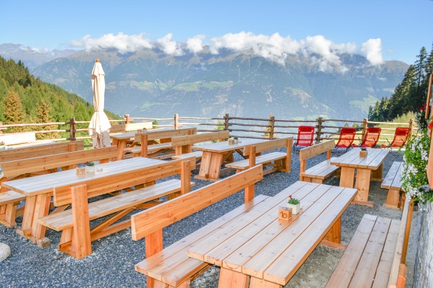 Auf der Latscher Alm erwartet Sie ein atemberaubendes Panorama und Spezialitäten aus der hauseigenen Almküche.
Foto: Tourismusverein Latsch-Martell