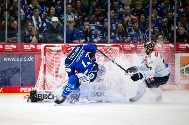 Intensives Duell. Der ERC ist in Schwenningen gefordert.
Foto: DEL-Photosharing