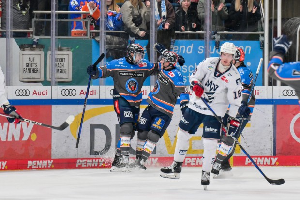 Patrik Virta (2.v.r.) trug drei Scorerpunkte zum Heimsieg bei.
Foto: Johannes Traub/JT-Presse.de