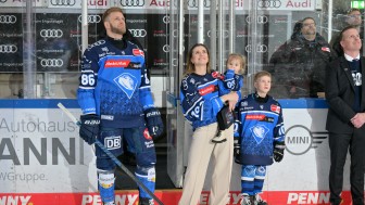 Zu ersteigern ist aktuell unter anderem das Heimtrikot, in dem Daniel Pietta sein 1000. DEL-Spiel bestritt.
Foto: Johannes Traub/JT-Presse.de