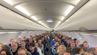 Die Panther-Fans im Flugzeug von Ingolstadt nach Växjö. Die Panther-Fans im Flugzeug von Ingolstadt nach Växjö.