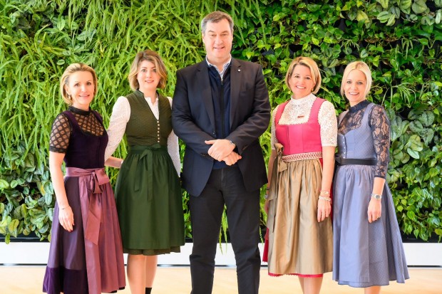 Die GfK-Vorständinnen Doris Schmalzl, Ricarda Tretter, Steffi Praunsmädtl und Stefanie Büchl (v.l.n.r.) waren für ihr Engagement bei Ministerpräsident Markus Söder eingeladen.
Foto: Staatskanzlei