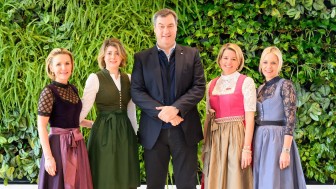 Die GfK-Vorständinnen Doris Schmalzl, Ricarda Tretter, Steffi Praunsmädtl und Stefanie Büchl (v.l.n.r.) waren für ihr Engagement bei Ministerpräsident Markus Söder eingeladen.
Foto: Staatskanzlei