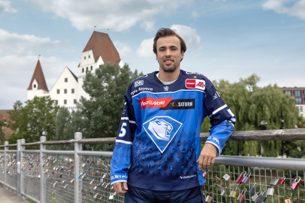 Fabio Wagner präsentiert das neue Heimtrikot.
Foto: Stefan Bösl