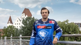 Fabio Wagner präsentiert das neue Heimtrikot.
Foto: Stefan Bösl Fabio Wagner präsentiert das neue Heimtrikot.
Foto: Stefan Bösl