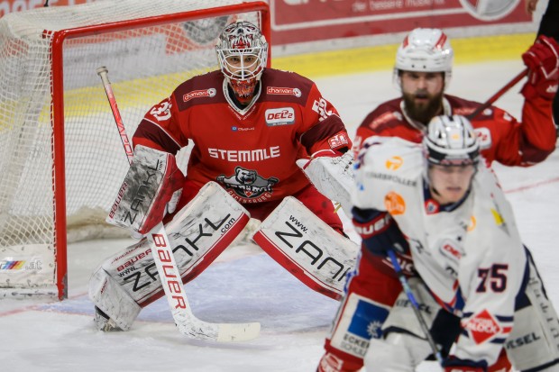 Ab sofort nicht mehr in roten, sondern blau-weißen Trikots: Torhüter Devin Williams.
Foto: Melanie Feldmeier/arSito