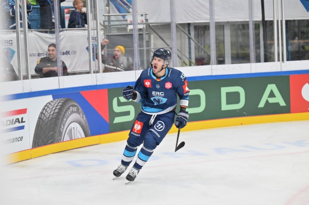 Freude bei Charles Bertrand und dem ERC. Die Panther stehen im CHL-Achtelfinale.
Foto: Johannes Traub/JT-Presse.de