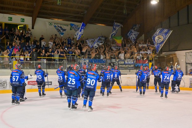 Die Panther feierten mit den zahlreich mitgereisten Fans einen 5:2-Erfolg beim Auftaktspiel des Vinschgau Cups.
Foto: Johannes Traub/JT-Presse.de