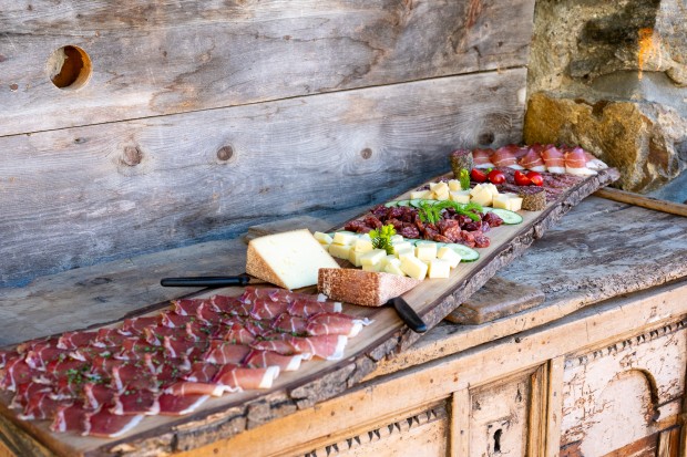 Jeder Teilnehmer erhält unter anderem ein kostenloses, typisch südtiroler Bortzeitbrettl.
Foto: Tourismusverein Latsch-Martell