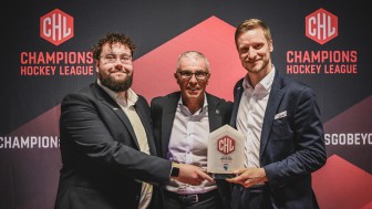 Manuel Wiesinger (li) und Stefan Ried (re.) vom ERC nahmen den Marketing Award von Martin Baumann, CEO der CHL, entgegen.
Foto: Melanie Duchene