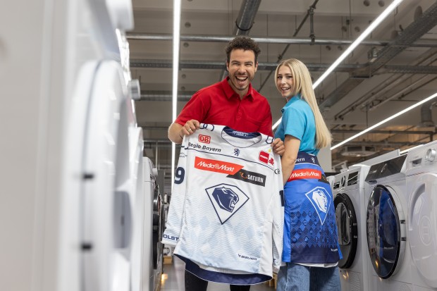 Mitarbeitende von MediaMarktSaturn präsentieren stolz das neue Panther-Trikot.