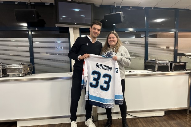 Laura gewann bei Quiz ein Gameworn CHL-Trikot von Charles Bertrand.