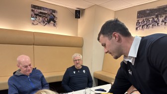 Von den ERC-Spielern bedient werden: Das ist möglich, beim Panther Dinner. Mit diesem Preis des Dauerkarten-Gewinnspiels haben Sie zwei Tickets bereits sicher. Von den ERC-Spielern bedient werden: Das ist möglich, beim Panther Dinner. Mit diesem Preis des Dauerkarten-Gewinnspiels haben Sie zwei Tickets bereits sicher.