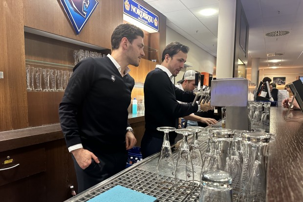 Fabio Wagner und Charles Bertrand hatten am Ausschank alles im Griff.