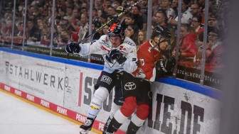 Travis St. Denis und die Panther müssen in Köln voll dagegenhalten.
Foto: DEL-Photosharing Travis St. Denis und die Panther müssen in Köln voll dagegenhalten.
Foto: DEL-Photosharing